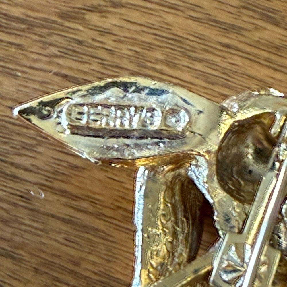 Gerry’s Bunny Pin - Picture 3 of 4